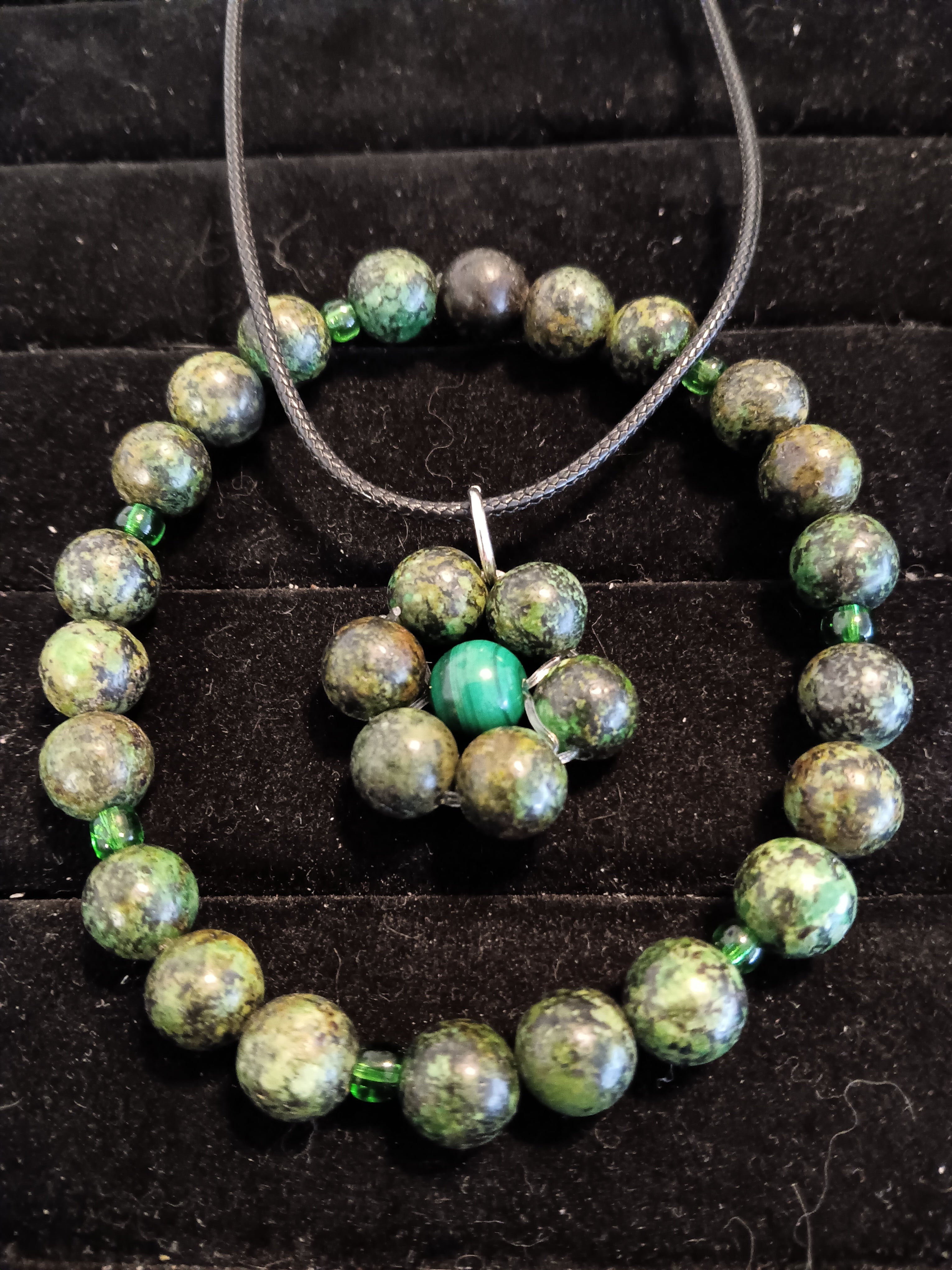 Pendant and bracelet set